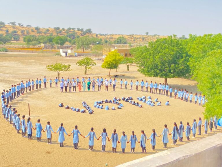 मानव श्रृंखला बनाकर दिया मतदान का संदेश