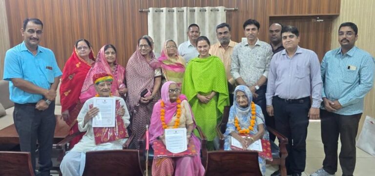अंतर्राष्ट्रीय वृद्धजन दिवस पर शतायु मतदाता रामप्यारी का किया सम्मान