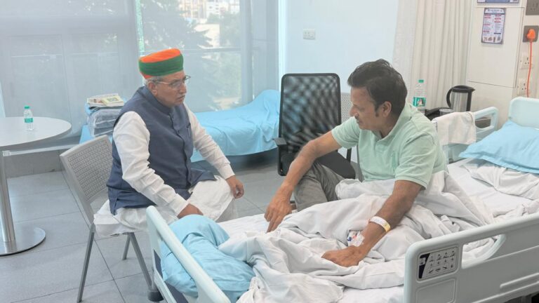 केंद्रीय मंत्री मेघवाल ने राजेंद्र राठौड़ से मुलाक़ात कर स्वास्थ्य की जानकारी ली