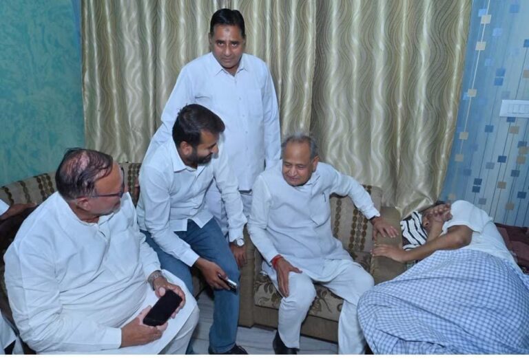 पूर्व मुख्य मंत्री अशोक गहलोत व डॉ बी.डी.कल्ला ने मोहम्मद सलीम का हाल-चाल जाना